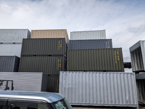 中古コンテナ積み上げ